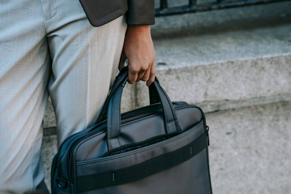 What Are the Trendiest Eco-Friendly Laptop Bags for Conscious Corporate Fashion?