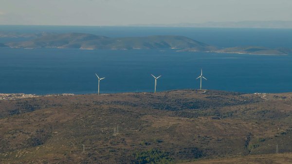 How Can Deep Sea Wind Farms Contribute to the UK's Renewable Goals?